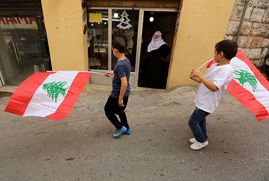 أطفال-يرفعون-علم-لبنان