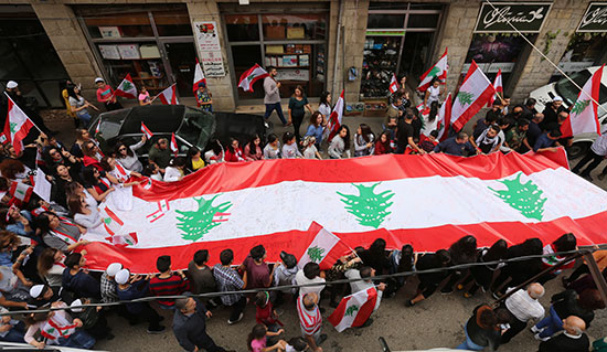 متظاهرو-لبنان-يرفعون-علم-بلدهم