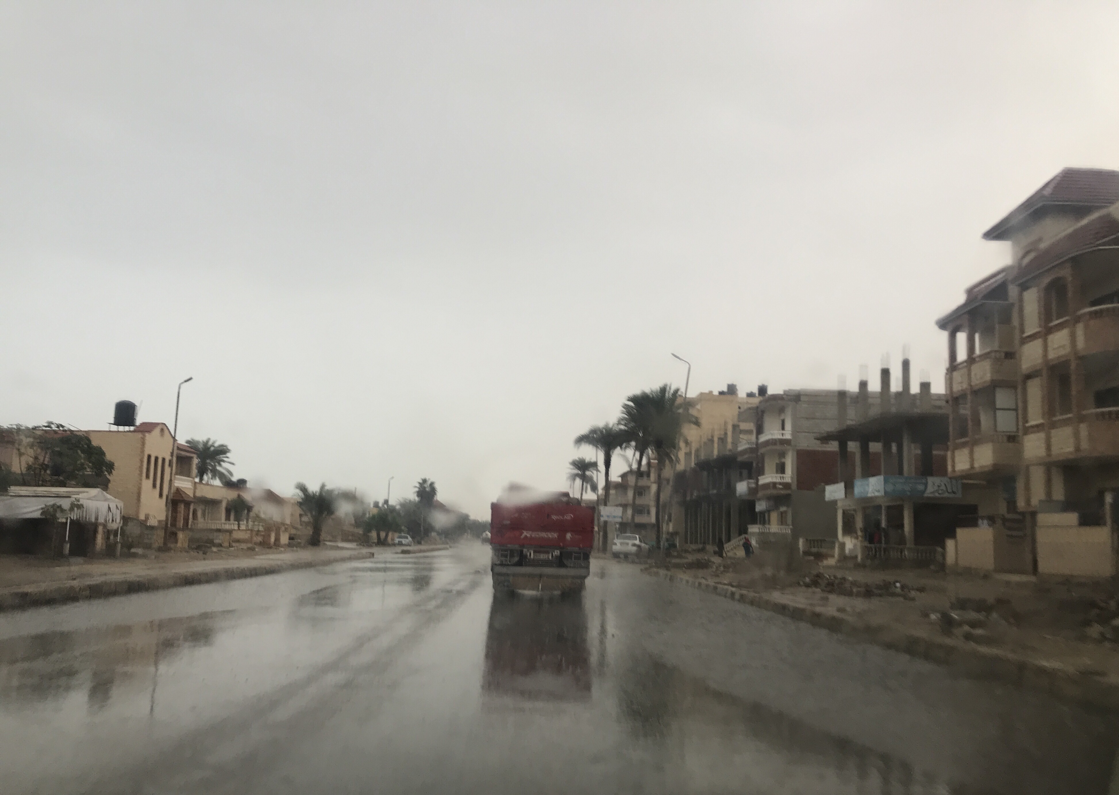 هطول الأمطار بغزارة على ساحل العريش (1)