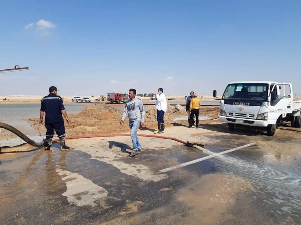 رئيس حى جنوب بورسعيد يتابع رفع مياه الأمطار من الشوارع (6)