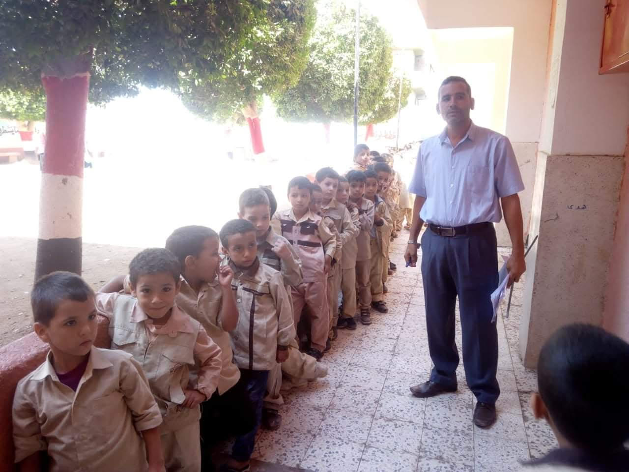 الكشف على طلاب مدارس بنى سويف بمبادرة نور حياة (2)