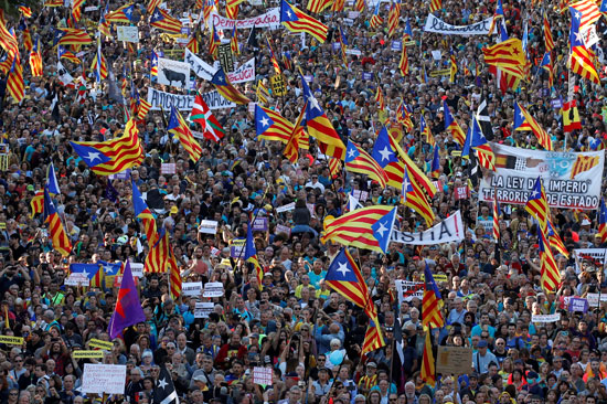 المتظاهرين فى برشلونة