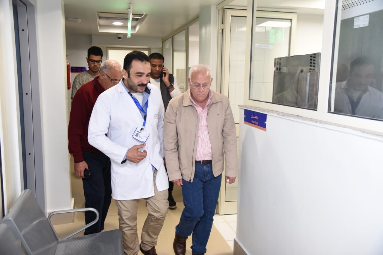 محافظ بورسعيد يتفقد مستشفى الحياة ببورفؤاد (3)