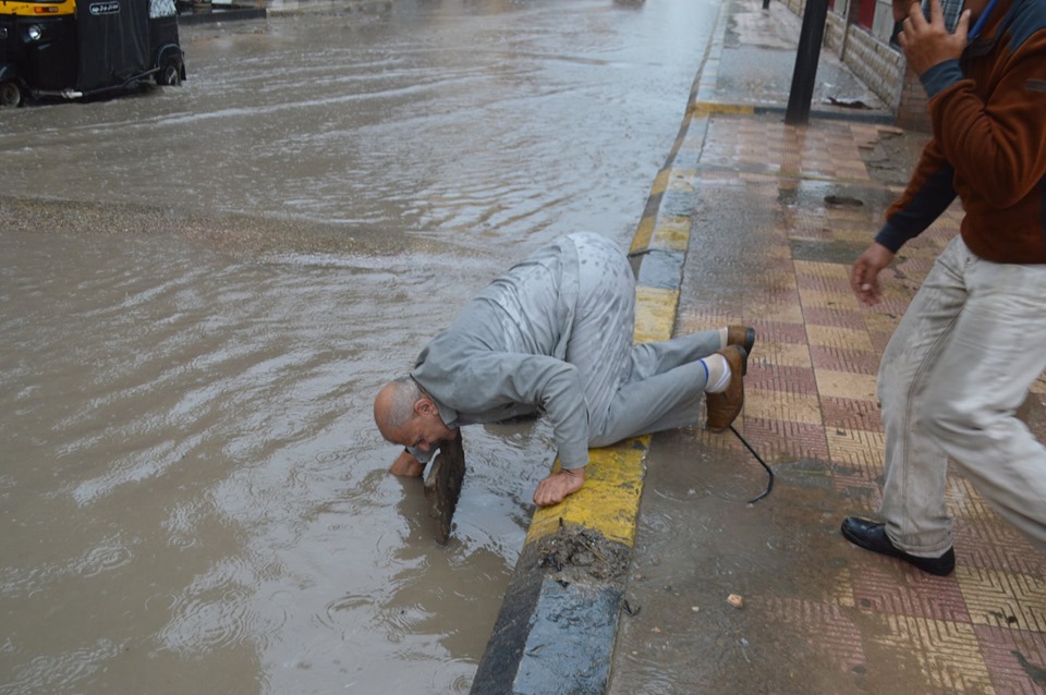 جانب من جهود شفط مياه الأمطار بشوارع كفر الشيخ (11)