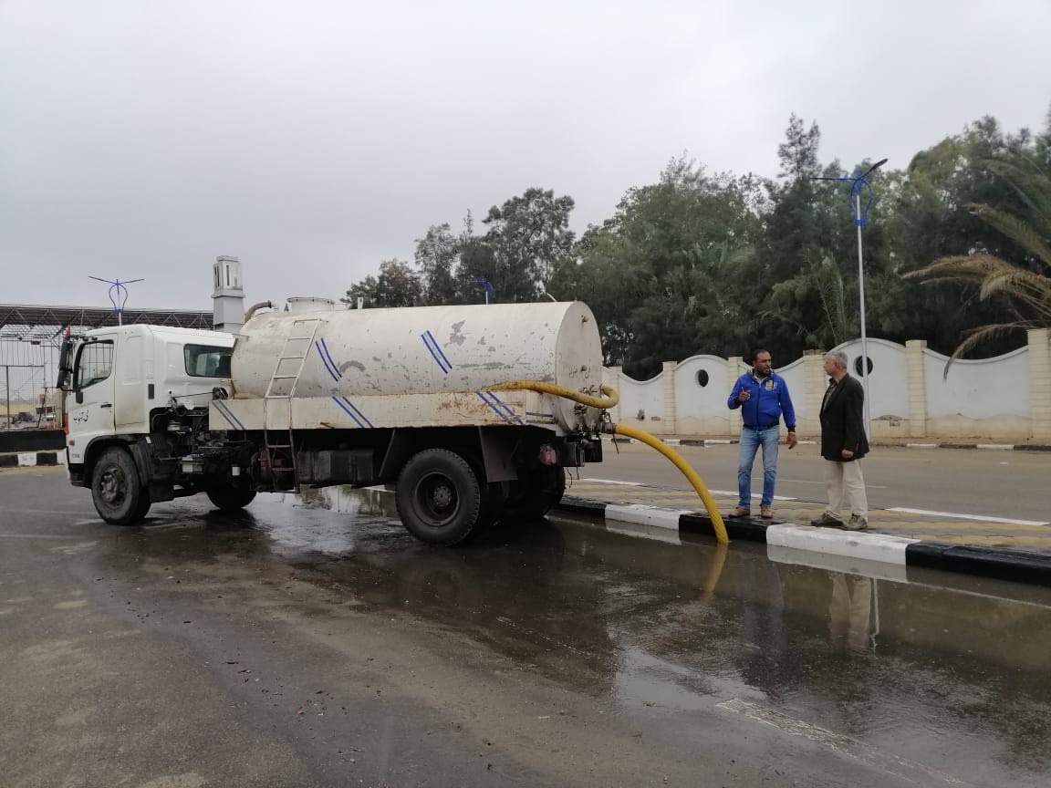 رئيس حى جنوب بورسعيد يتابع رفع مياه الأمطار من الشوارع (5)
