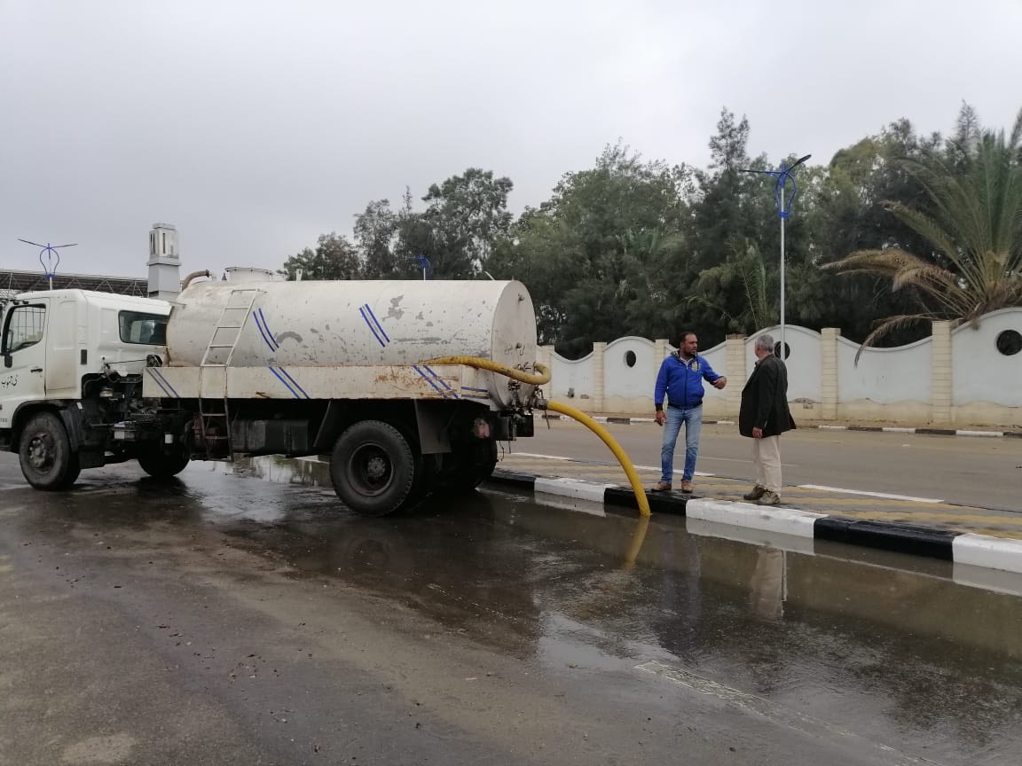 رئيس حى جنوب بورسعيد يتابع رفع مياه الأمطار من الشوارع (3)