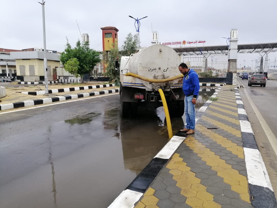 رئيس حى جنوب بورسعيد يتابع رفع مياه الأمطار من الشوارع (2)