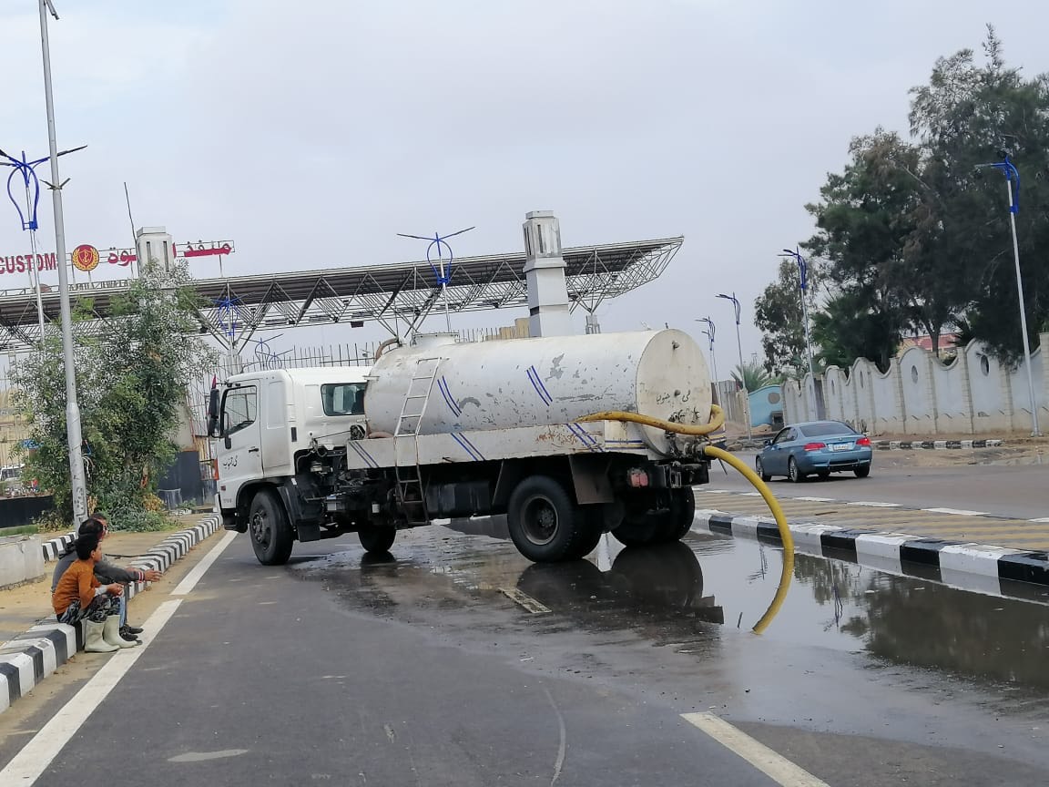 رئيس حى جنوب بورسعيد يتابع رفع مياه الأمطار من الشوارع (4)