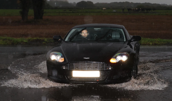 سيارات نجوم مانشستر يونايتد تغرق في مياه الأمطار (6)