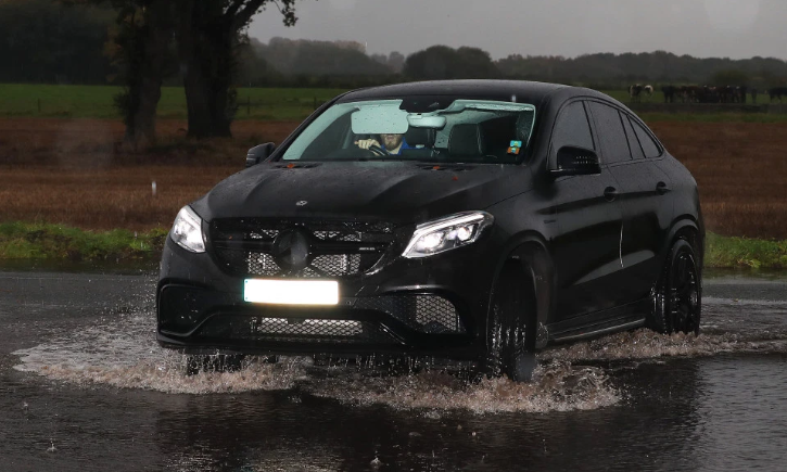 سيارات نجوم مانشستر يونايتد تغرق في مياه الأمطار (3)