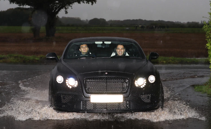 سيارات نجوم مانشستر يونايتد تغرق في مياه الأمطار (1)