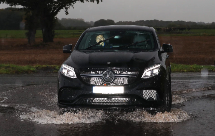 سيارات نجوم مانشستر يونايتد تغرق في مياه الأمطار (4)