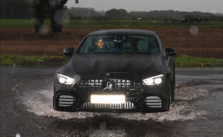 سيارات نجوم مانشستر يونايتد تغرق في مياه الأمطار (7)