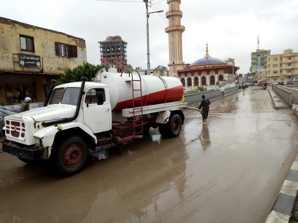سحب مياه الأمطار من شوارع مدن كفر الشيخ (4)