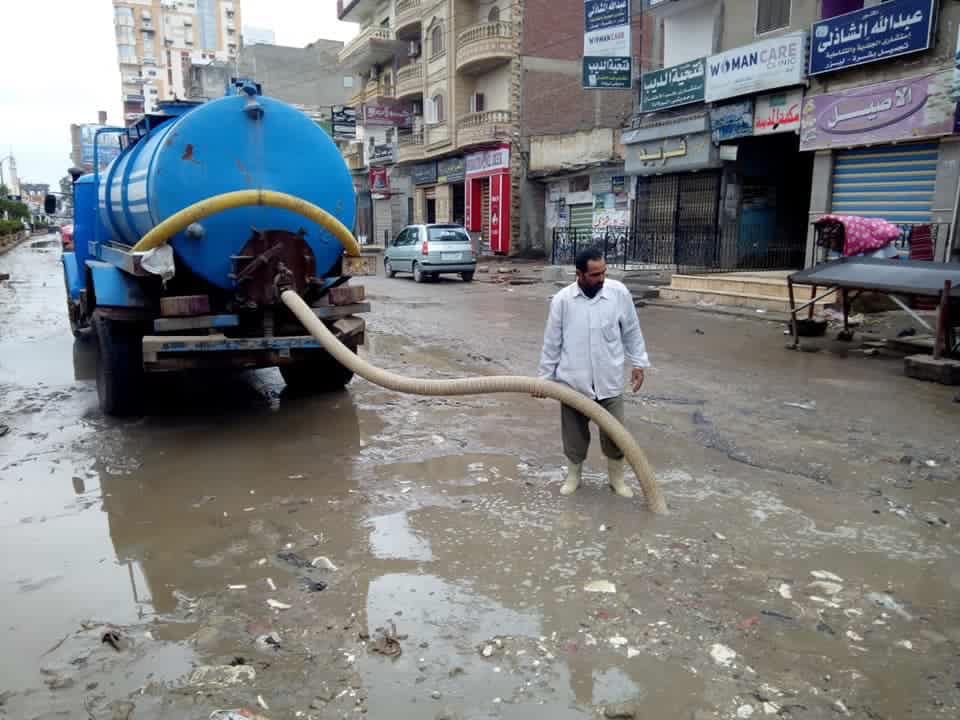 سحب مياه الأمطار من شوارع مدن كفر الشيخ (5)