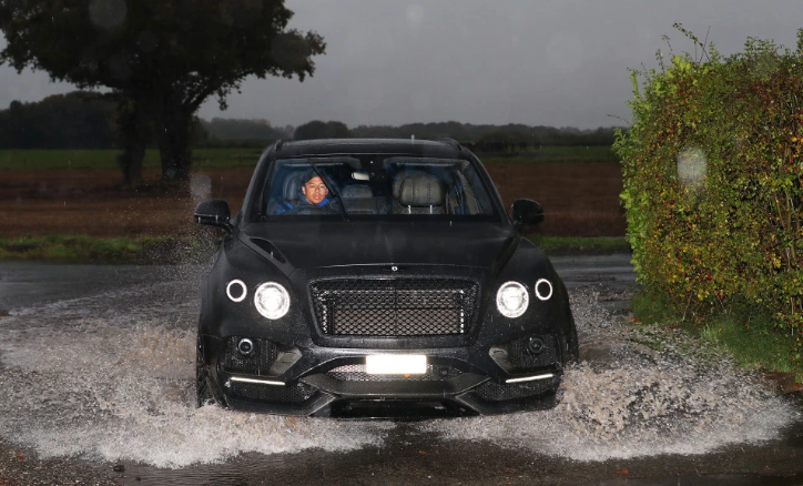 سيارات نجوم مانشستر يونايتد تغرق في مياه الأمطار (2)