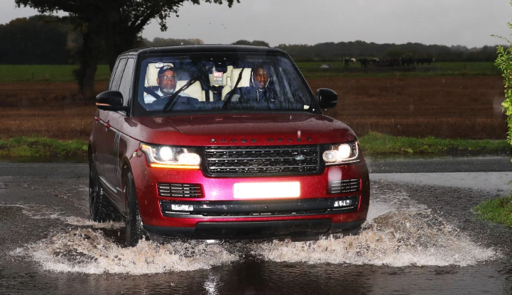 سيارات نجوم مانشستر يونايتد تغرق في مياه الأمطار (5)
