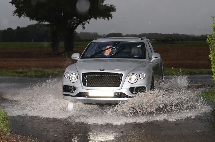 سيارات نجوم مانشستر يونايتد تغرق في مياه الأمطار (9)