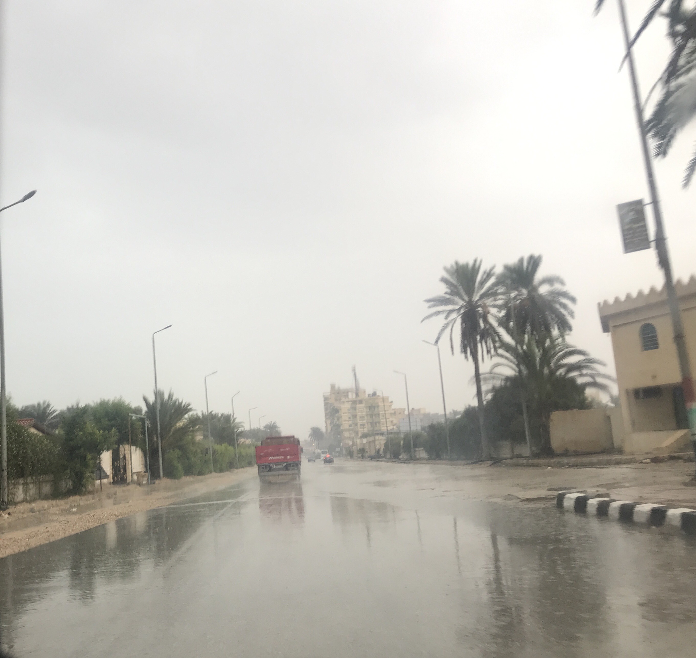 هطول الأمطار بغزارة على ساحل العريش (2)