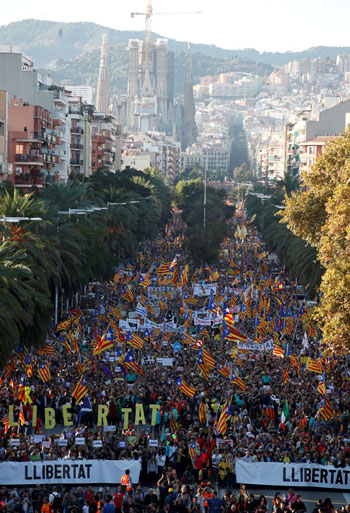 شوارع-برشلونة-ممتلئة-بالمتظاهرين