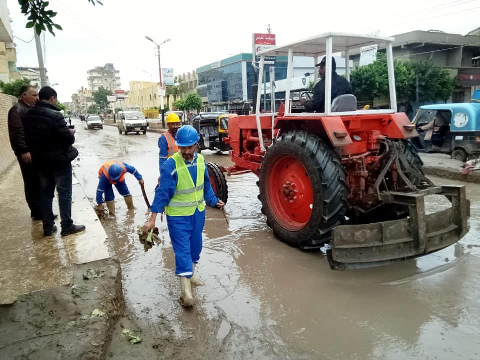سحب مياه الأمطار من شوارع مدن كفر الشيخ (9)