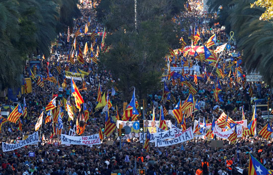 آلاف المتظاهرين يحتشدون فى شوارع برشلونة