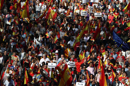 الالاف من المتظاهرون فى برشلونة يطالبون بالوحدة