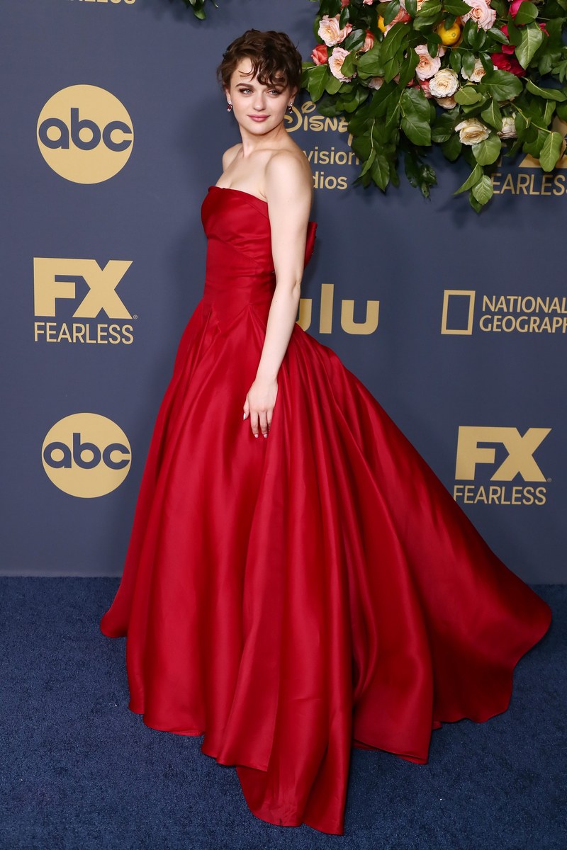 جوي كينج بفستان سندريلا الأحمر