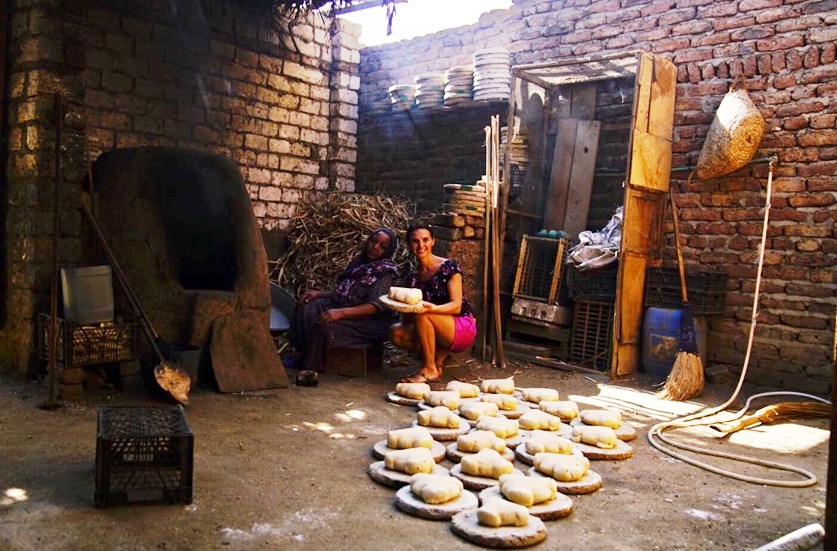 قيادات الأوركسترا الأوكرانية لـأوبرا عايدة يستمتعون بزيارة جزيرة الموز ويطهون الخبز البلدي