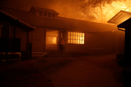 حريق تلتهم منزل فى كاليفورنيا
