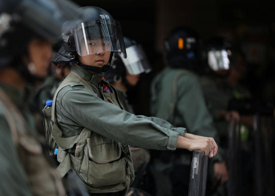 شرطيات-هونج-كونج-على-استعداد-لمواجهة-أعمال-الشغب