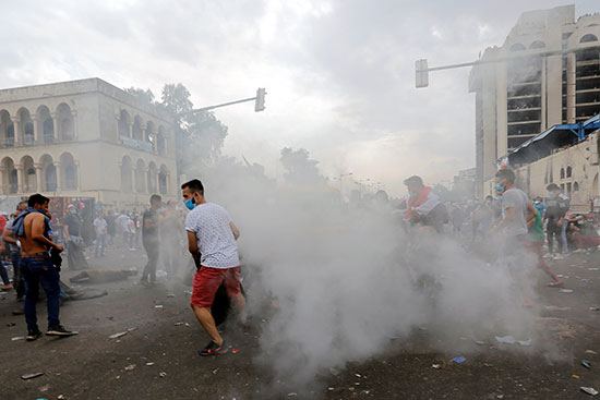 القنابل المسيلة للدموع يستخدمها الأمن لتفريق المحتجين