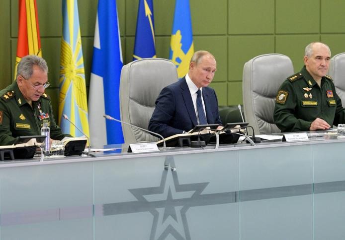 بوتين يجتمع مع وزير الدفاع سيرغي شويجو  ورئيس الاركان دوسكوي اثناء مراقبة تدريبات عسكرية