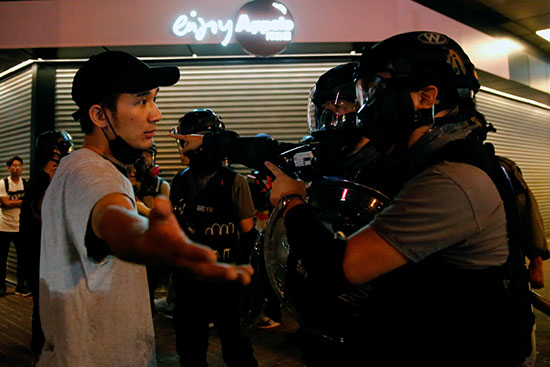 محتج يقف أمام قوات الأمن
