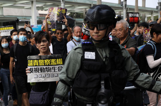 شرطى-يقف-أمام-المحتجين
