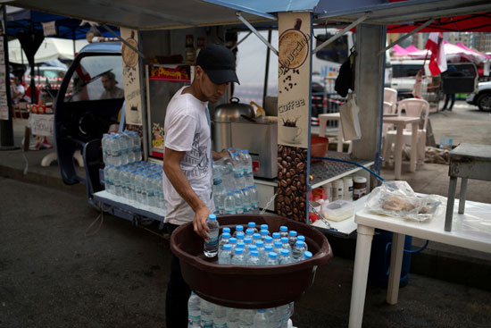 بيع زجاجات المياه بالشوارع أثناء الإحتجاجات بلبنان