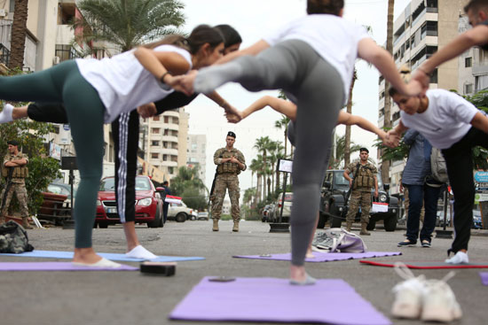 قوات الجيش اللبنانى أثناء ممارسة بعض اللبنانيات اليوجا بشوارع صيدا