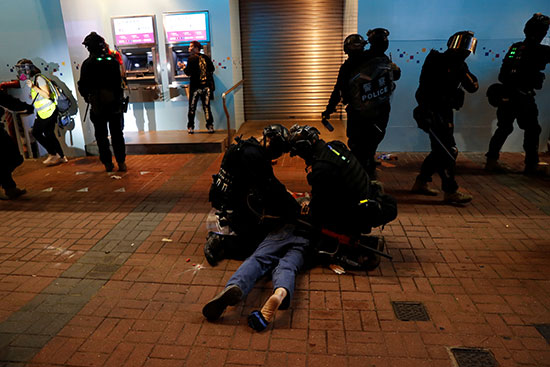القبض على أحد المحتجين فى هونج كونج