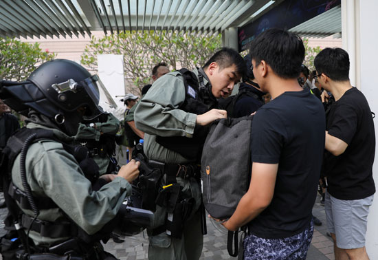 الشرطة-تستبق-احتجاجا-بالانتشار-فى-مناطق-هونج-كونج
