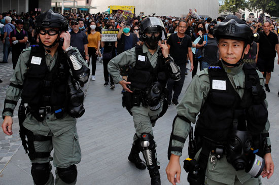 قوات-الأمن-فى-هونج-كونج-تقف-أمام-المحتجين