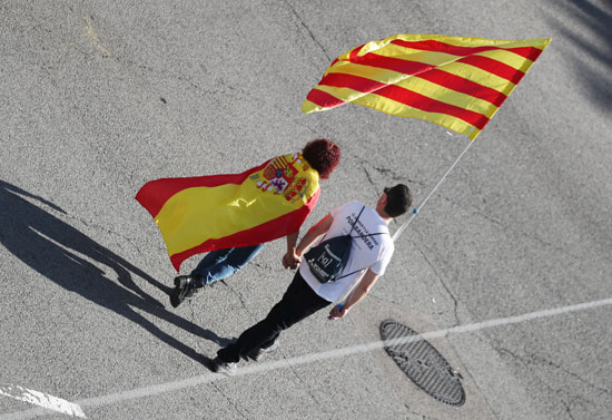 متظاهرين يحملون أعلام أسبانيا و كتالونيا