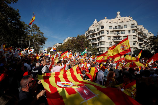 المتظاهرون يحملون أعلام أسبانيا