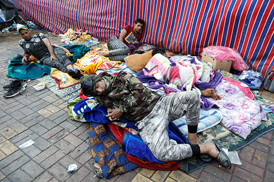 متظاهرون ينامون فى ميدان التحرير فى بغداد