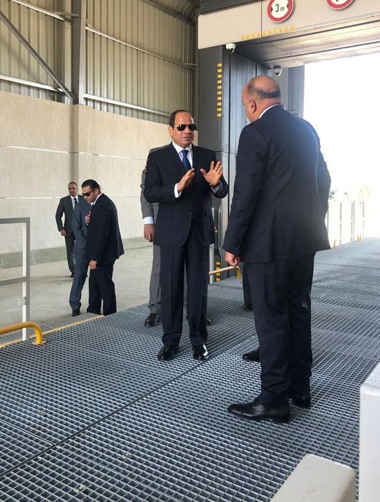 السيسى يتفقد نقاط التفتيش وفحص السيارات (1)