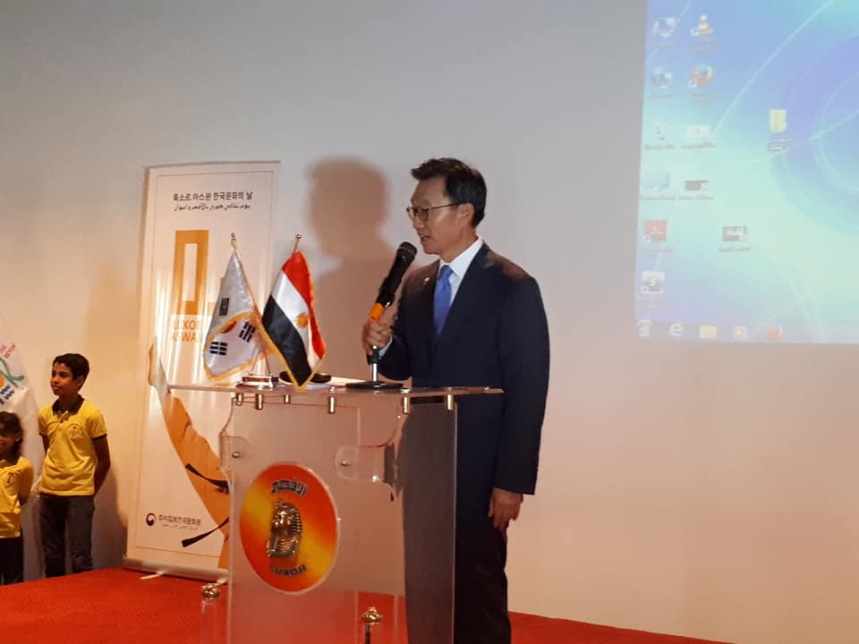 محافظ الأقصر والسفير الكوري يشهدان فعاليات اليوم الثقافي المصري الكوري (5)