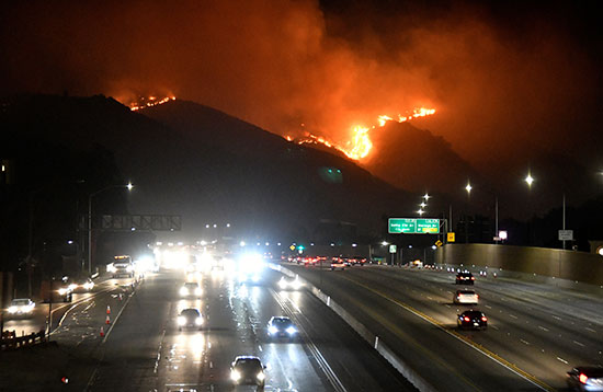 الحرائق تضئ شوارع كاليفورنيا