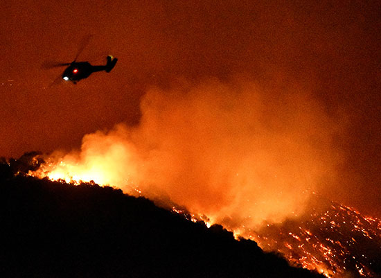 الهليكوبتر فى سماء كاليفورنيا لاطفاء الحرائق