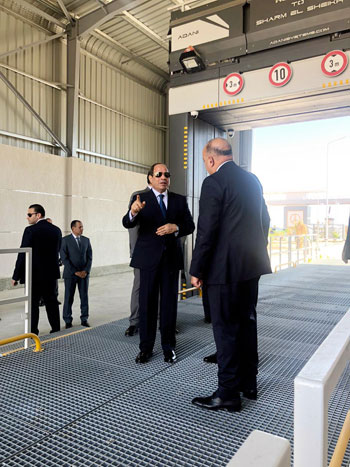 السيسى يتفقد نقاط التفتيش وفحص السيارات (3)