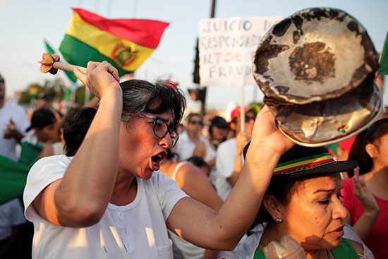 امراة تشارك فى الاحتجاج ضد الرئيس البوليفى ونتائج الانتخابات