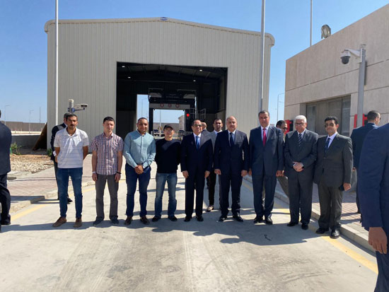 السيسى يتفقد نقاط التفتيش وفحص السيارات (10)